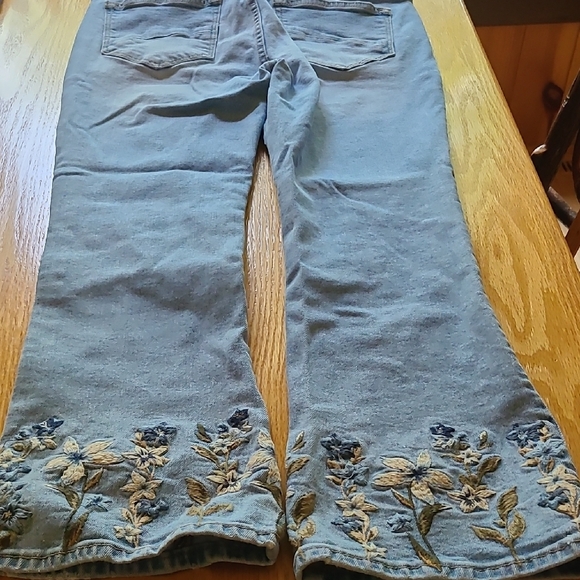 Driftwood Embroidered Floral Cropped Jeans - Picture 6 of 11